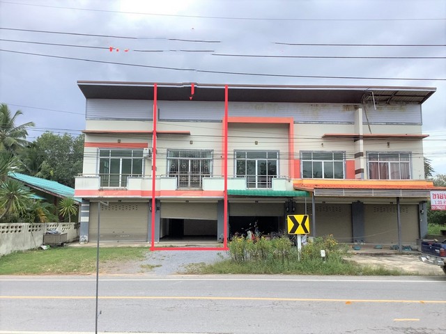 รายละเอียดเพิ่มเติมCode ID :   PKK04-04160ราคาขาย       1,236,000 บาท- ขนาดพื้นที่ :   29.80 ตร.ว- พื้นที่ใช้สอย :  153 ตร.ม- จำนวนห้อง :  2 ห้องนอน 2 ห้องน้ำ - ที่จอดรถ :      1 คัน- อาคารพาณิชย์ :   2 ชั้น- อาคารพาณิชย์หันทางทิศ : -- อายุอาคาร :  10 ปีพิกัดทรัพย์ :    https://maps.app.goo.gl/xDPzEkCmYZ28S9QG7สถานที่ใกล้เคียง- ใกล้โรงเรียนบ้านหนองท่อม- ใกล้วัดทุ่งควาย- ใกล้โรงเรียนวัดทุ่งส้าน- ใกล้วัดโคกกะฐินสอบถามเพิ่มเติม/นัดชมโทร. 097-419-5982(พลอย