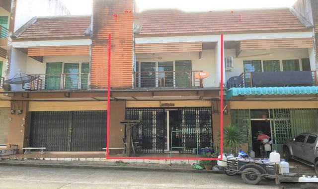 รายละเอียดเพิ่มเติมCode ID : PKK04-05942ราคาขาย       2,700,000 บาท- ขนาดพื้นที่ :   22.50 ตร.ว- พื้นที่ใช้สอย :  137.50 ตร.ม- จำนวนห้อง :  2 ห้องนอน 2 ห้องน้ำ - ที่จอดรถ :      1 คัน- อาคารพาณิชย์ :   2 ชั้น- อาคารพาณิชย์หันทางทิศ : -- อายุอาคาร :  12 ปีพิกัดทรัพย์ :    https://maps.app.goo.gl/vS3ZBDnomUdtUgu49สถานที่ใกล้เคียง- ใกล้โลตัส โกเฟรช จันดี- ใกล้โลตัส โกเฟรช ฉวาง- ใกล้โรงพยาบาลสมเด็จพระยุพราชฉวาง- ใกล้ถนนคนเดินคลองจันดีสอบถามเพิ่มเติ�