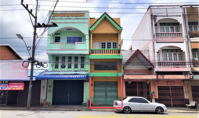 รายละเอียดเพิ่มเติมCode ID : PKK04-05418ราคาขาย       5,920,000 บาท- ขนาดพื้นที่ :   26 ตร.ว- พื้นที่ใช้สอย :  200 ตร.ม- จำนวนห้อง : 2 ห้องนอน 2 ห้องน้ำ (มีชั้นลอย)- ที่จอดรถ :    1 คัน- อาคารพาณิชย์ :   2 ชั้น- อาคารพาณิชย์หันทางทิศ : -- อายุอาคาร :  26 ปีพิกัดทรัพย์ :    https://maps.app.goo.gl/E64EbHucPgGY6EmJ8สถานที่ใกล้เคียง- ใกล้โลตัส โกเฟรช จันดี- ใกล้โลตัส โกเฟรช ฉวาง- ใกล้โรงพยาบาลสมเด็จพระยุพราชฉวาง- ใกล้ถนนคนเดินคลองจันดีสอบถามเพ