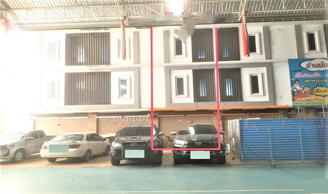 รายละเอียดเพิ่มเติมCode ID : PKK04-05059ราคาขาย      3,910,000 บาท- ขนาดพื้นที่ :  19.30 ตร.ว  - พื้นที่ใช้สอย :   180 ตร.ม- จำนวนห้อง :   1 ห้องนอน 3 ห้องน้ำ - ที่จอดรถ :   1 คัน- อาคารพาณิชย์  :    3 ชั้น- อาคารพาณิชย์หันทางทิศ : -- อายุอาคาร :    11 ปีพิกัดทรัพย์  :   https://maps.app.goo.gl/Z23Et5XZbsJ22cQTAสถานที่ใกล้เคียง- ใกล้โลตัส โกเฟรช หมู่บ้านเมืองทอง- ใกล้โรงพยาบาลเทศบาลนครนครศรีธรรมราช - ใกล้สำเพ็งเมืองคอน- ใกล้วัดพระมหาธาตุวรมหาวิ