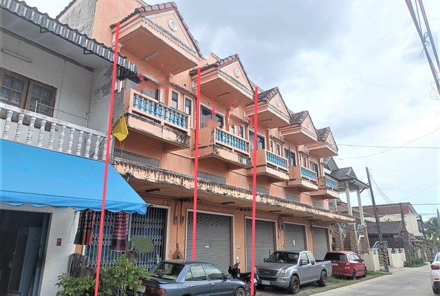 รายละเอียดเพิ่มเติมCode ID : PKK04-04931ราคาขาย      3,062,000 บาท- ขนาดพื้นที่ :  33.40 ตร.ว  - พื้นที่ใช้สอย :   272 ตร.ม- จำนวนห้อง :   2 ห้องนอน 4 ห้องน้ำ (2 คูหา, มีชั้นลอย) - ที่จอดรถ :   1 คัน- อาคารพาณิชย์  :    2 ชั้น- อาคารพาณิชย์หันทางทิศ : -- อายุอาคาร :    27 ปีพิกัดทรัพย์  :   https://maps.app.goo.gl/zh9Ce3yMWX2u7SFW7สถานที่ใกล้เคียง- ใกล้โลตัส โกเฟรช หมู่บ้านเมืองทอง- ใกล้โรงพยาบาลเทศบาลนครนครศรีธรรมราช - ใกล้โรงเรียนจรัสพิชากร- ใกล้�