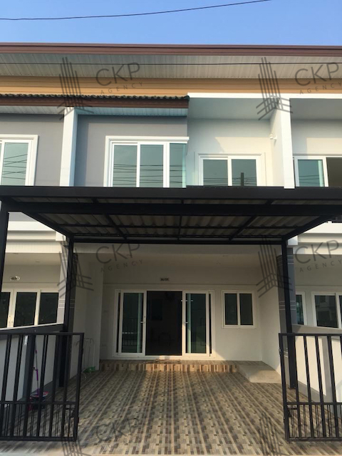 ขาย ทาวน์โฮม บ้านสวยน่าอยู่ พื้นที่หน้าบ้านกว้าง ห่างจากตัวเมืองไม่ไกล เดินทางสะดวก