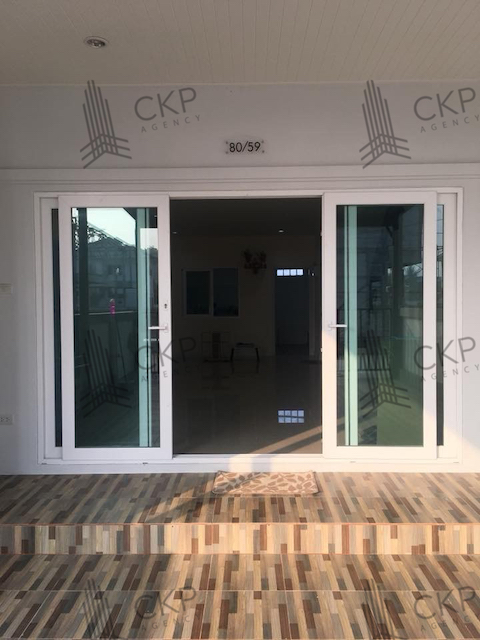 ขาย ทาวน์โฮม บ้านสวยน่าอยู่ พื้นที่หน้าบ้านกว้าง ห่างจากตัวเมืองไม่ไกล เดินทางสะดวก