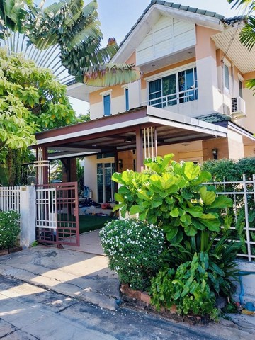  ขายด่วนบ้านเดี่ยว 2 ชั้นโครงการดิเอมเมอรัลด์การ์เด้นปากเกร็ด จังหวัดนนทบุรีเนื้อที่ 59.5 ตร.วา พื้นที่ใช้สอย 72 ตร.ม บ้านเดียว 2 ชั้น 3 นอน 3 น้ำ 1 ห้องโฮมฯ 1 ห้องครัว มีบ่อปลาคร๊าฟ บ้านหลังมุม หลังริมท้ายซอย จอดรถหน้าบ้านสะบาย เงียบสงบร่มรื่น หน้าบ้าน และข้างบ้านเป็นสวน บรรยากาศ ตจว. ต่อเติมห้องคาราโอเกะ (ห้องโฮม)ข้างบ่อปลา หมู่บ้าน ดิเอมเมอรัลด์การ์เด้น ติด ถ.ราช