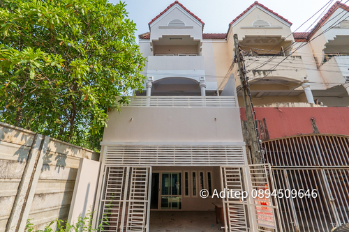 Property ID:  M3956ขาย ทาวน์โฮม 3 ชั้น 23 ตรว. 3 ห้องนอน 4 ห้องน้ำ บนถนนวัชรพล เข้าซอย 30 เมตร ใกล้ถนนรามอินทรา ตลาดนัดเลียบด่วนVDO: https://youtu.be/e_olPjY8yTIที่ตั้ง ถนนวัชรพล แขวงท่าแร้ง เขตบางเขน กทม. พิกัด:https://maps.app.goo.gl/GfnqngD17qqRxHjF8?g_st=icทาวน์โฮม 3 ชั้น เนื้อที่ 22.7 ตร.วา หน้ากว้าง 4.7 เมตร 3 ห้องนอน 4 ห้องน้ำ หน้าบ้านหันทิศเหนือ ที่จอดรถ 1 คันขาย 2,300,000 บาท (ค่าโอนออกคนละครึ่ง)ลักษณะเด่น :ทาวน์โฮม 3 ชั้น บนถนนวัชรพล ใกล้ร