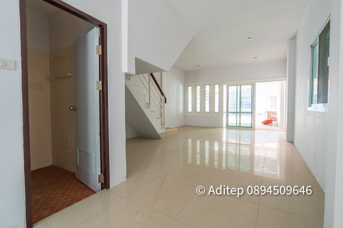 ขาย ทาวน์โฮม 3 ชั้น 23 ตรว. 3 ห้องนอน 4 ห้องน้ำ บนถนนวัชรพล เข้าซอย 30 เมตร ใกล้ถนนรามอินทรา ตลาดนัดเลียบด่วน