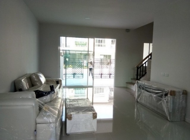 [B801]ให้เช่า 19k ทาวน์โฮม หลังมุม The Verona เดอะ เวโรน่า พระราม 9-กรุงเทพกรีฑา พัฒนาชนบท 3 แขวงคลองสองต้นนุ่น เขตลาดกระบัง  กรุงเทพกรีฑาตัดใหม่ ใกล้ถนนเลียบวงแหวนทางพิเศษกาญจนาภิเษก, มอเตอร์เวย์ กรุงเทพ-ชลบุรี, Airport Link บ้านทับช้าง ทาวน์โฮม 2 ชั้น หลังมุม 20 ตร.วา พื้นที่ใช้สอย 120 ตร.ม 2 ห้องนอน (ห้องน้ำในตัว) 3 ห้องน้ำ ครัวบิวน์อิน พร้อมเตาไฟฟ้าและที่ดูดควัน  ด้านหลังบ้านต่อเติมป�