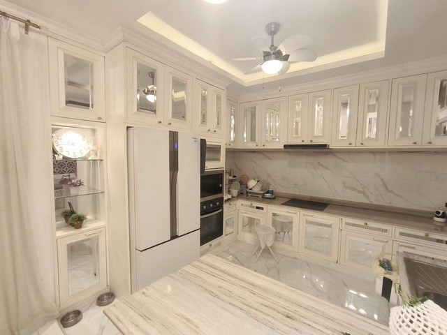 ให้เช่าทาวน์โฮม4ชั้นย่านเลียบด่วนลาดพร้าวประดิษฐ์มนูญธรรม หมู่บ้านคริสตัลวิลล์