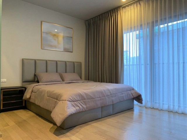 Noble Refine Sukhumvit 26, nice, convenient, safe, 21st floor, BTS Phrom Phong.***Service for selling/renting houses, condos and giving advice. If interested, contact at any time***Interested in additional details or pictures or making an appointment to see the room?Contact Ekachai (Aui)T. 089-799-5598Line ID: @auiauiaui001 (add @ in front)Room type: 1 bedroom, 1 bathroomSize 32 sq m., 21st floorNew, clean room, beautifully decorated, ready to move in.details-------------------------------------------------- ------------Rental price: 22,000 baht per month-------------------------------------------------- ------------* Complete electrical appliances- Air conditioning- fridge- TV- washing machine-------------------------------------------------- ------------*Facilities worth using- swimming pool– Fitness– Stream– garden-------------------------------------------------- ------------*Nearby important places (Based on information from Google Map)1. Bumrungrad Hospital2. Bangkok Univer