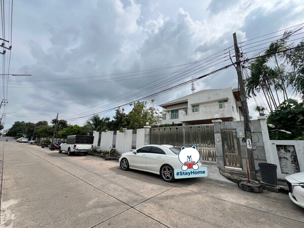 LIST 25397 Rent and Sell /เช่าและขายHome near MRT Sammakorn 400 m.Land 480 Square Meters / Home 380 Square MetersRent 60,000 Baht/MonthSell 20,000,000 baht หมู่บ้านสัมมากร รามคำแหง112 / Sammakorn Ramkamheng 112ที่ดินขนาด 120 ตรว / Land Land 480 Square Metersพื้นที่ใช้สอยในบ้าน 380 ตรม.______________________รหัสทรัพย์ 25397ชั้น1จากพื้นถึงเพดานสูง3.6เมตรชั้น2จากพื้นถึงเพดานสูง3เมตรจากพื้นลานจอดรถยกตัวบ้านสูงจากปกติอีก1เมตรบ้านกว้าง14.3 เมตรลึก14.3เมตรบ้านสูงโปร่งมาก______________________ใกล้เคียง-ใกล้ 7-11 , CP , Lotus ,-สโมสรของหมู่