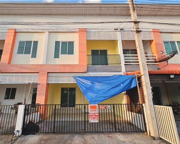  ขายด่วนทาวน์โฮม 2ชั้น โครงการธนวรรณ ใกล้นิคมอุตสาหกรรม ราคาถูกสุดในย่านราคาขาย 1,380,000.- (ค่าใช้จ่ายกรมที่ดิน 50/50)รหัสทรัพย์ : M-7762ประเภท : ทาวน์โฮมจำนวนชั้น : 2 ชั้นห้อง : 2 ห้องนอน 2 ห้องน้ำเนื้อที่ : 20.4 ตร.ว.พื้นที่ : 144 ตร.ม.ทิศ : ใต้หน้ากว้าง : 6 เมตร ลึก : 18 เมตรปูพื้น ชั้นบน : กระเบื้อง ชั้นล่าง : กระเบื้องอายุทรัพย์ : 6 ปีจุดเด่น : เพื่อนบ้านน่ารัก ไม่วุ่นวาย ตัวโครงการสูงกว่าถนน น