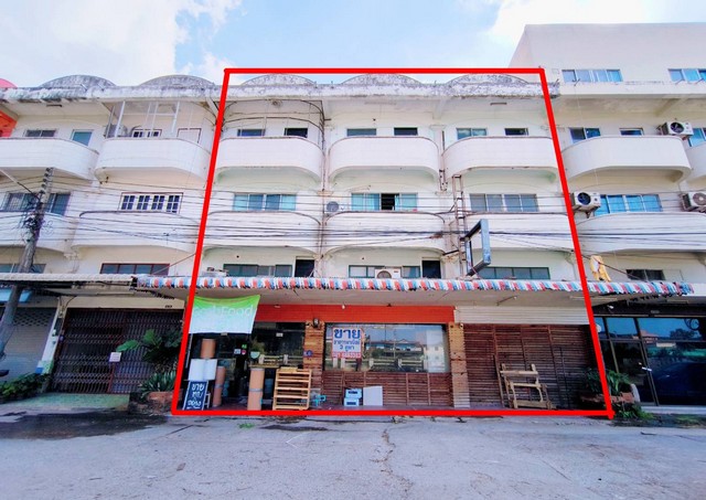 รหัสทรัพย์ c11001vายอาคารพาณิชย์ 3ชั้น 3คูหา ซอยแป้นวงศ์ ใกล้พิพิธภัณฑ์พื้นบ้านจ่าทวีรายละเอียด  -เนื้อที่ 50.9 ตร.ว.-หน้ากว้าง 13.5 ม. -อาคารทะลุถึงกันหมด-ขายตามสภาพ ต้องรีโนเวทใหม่----------------------------------------------------สถานที่ใกล้เคียง-พิพิธภัณฑ์พื้นบ้านจ่าทวี     200 ม.-รพ.พุทธชินราช     1.6 กม.-รร.โรจนวิทย์มาลาเบี่ยง     1.5 กม.-รร.สาธิตมหาวิทยาลัยนเรศวร    550 ม.-วิทยาลัยเทคนิคพิษณุโลก      700 ม.-รร.เซนนิโกลาส  