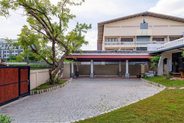 ให้เช่าบ้านเดี๋ยว 2 ชั้น 235 ตารางวา 5 ห้องนอน ซอยลาซาล ใกล้ BTS แบริ่ง ใกล้โรงเรียนบางกอกพัฒนา สำหรับอยู่อาศัยหรือทำออฟฟิศ  