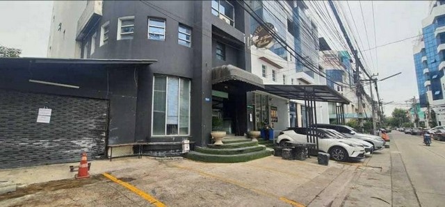 รหัส# TO971 ขายโฮมออฟฟิศ 4.5 ชั้น 85 ตรว. 990 ตรม ถนนศรีวรา รามคำแหง39 ย่านทาวน์อินทาวน์ เลียบด่วน ตรงข้าม SC Park ใกล้เอกมัย ทองหล่อ *** ราคาขาย 4.5 ล้านบาท โฮมออฟฟิศ 4.5 ชั้น ถนนศรีวรา รามคำแหง39 ย่านทาวน์อินทาวน์ เลียบด่วน ตรงข้าม SC Parkเนื้อที่ 85 ตรว. พื้นที่ใช้สอย 990 ตรม  8 ที่จอดรถ ถนนศรีวรา รามคำแหง39 ย่านทาวน์อินทาวน์ เลียบด่วน ตรงข้าม SC Parkเดินทางสะดวก เข้าออกได้หลายเส้นทาง อาทิ เลียบด