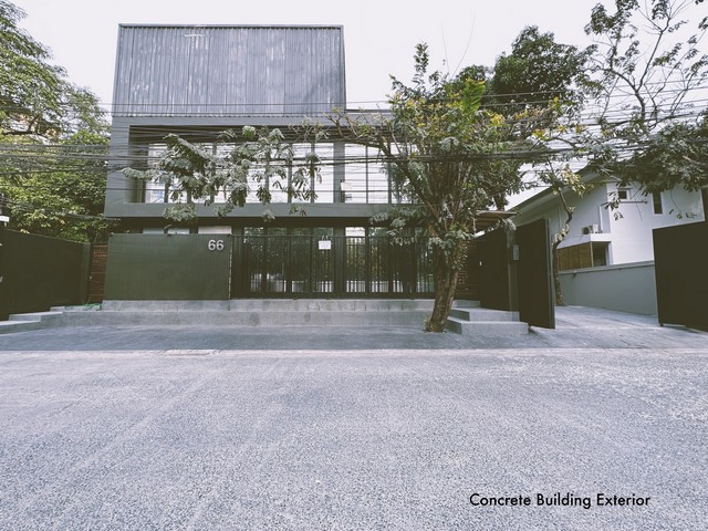 รหัส# FF989 ให้เช่าอาคารสำนักงานสไตล์ Loft 231 ตรว. พื้นที่อาคารกว่า 1200 ตรม ซอยรัชดา 32 ตรงข้ามศาลอาญา รีโนเวทใหม่*** ราคาเช่า 400,000 บาท/เดือน อาคารสำนักงานสไตล์ Loft ซอยรัชดา 32 รีโนเวทใหม่พื้นที่ 231 ตารางวา พื้นที่อาคารกว่า 1200 ตารางเมตร ตึกด้านหน้าเป็นตึกปูนเปลือย 3 ชั้น มีบันไดขนาดใหญ่ถึงพื้นที่ชั้น 3 และมีลิฟท์ขนของถึงพื้นที่ชั้น 3บ้านด้านหลังเป็นบ้านไม้ 2 ชั้น 5 ห้องทำงาน 4 ห้อ