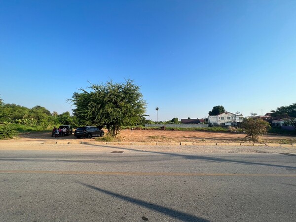 ขายที่ดิน เนื้อที่ 6-1-65 ไร่ ติดถ.มาลาเบี่ยง ในเมืองพิษณุโลก ใกล้สนามบิน