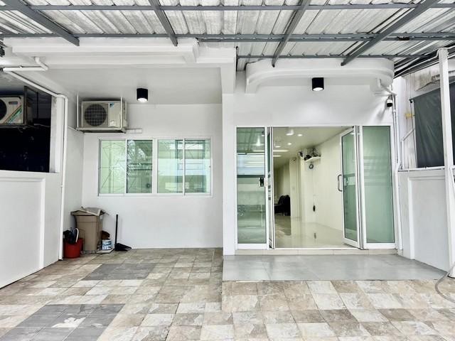 C4244 ให้เช่าและขายทาวน์เฮ้าส์ 2 ชั้น สไตล์มินิมอล 4 ห้องนอน ย่านลาดพร้าว ห้วยขวาง ซอยลาดพร้าว 41/1 ใกล้BTS ภาวนา 100 เมตรเนื้อที่ 30 ตร.ว. 2 ชั้น 4 ห้องนอน 2 ห้องน้ำ (1 ห้องน้ำชั้นบน, 1 ห้องน้ำชั้นล่าง )สนใจนัดชมติดต่อ รหัสประกาศC4244 คุณเฟลม  0638956397ID line : 0638956397: https://line.me/ti/p/LTVhEi9gAFC4244 ให้เช่าและขายทาวน์เฮ้าส์ 2 ชั้น สไตล์มินิมอล 4 ห้องนอน ย่านลาดพร้าว ห้วยขวาง ซอยลาดพร้าว 41/1 ใกล้BTS ภาวนา 100 เมตรเนื้อที่ 30 