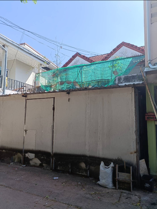 ขายถูกมาก ทาวน์โฮม 2 ชั้นจังหวัดขอนแก่น ใกล้โรงเรียนอนุบาลภาคตะวันออเฉียงเหนือ ตลาดต้นตาล . เดินทางสะดวกเชื่อมทุกทิศทาง– ทาวน์เฮ้าส์ 2 ชั้น 60.8 ตรว.– พื้นที่ใช้สอย 243.2 ตร.ม.– กว้าง 4 เมตร ลึก 28เมตร– 3 ห้องนอน 2 ห้องน้ำ– หน้าบ้านหัน ทิศตะวันตก– จอดรถ 1 คัน——————————————————–ราคาขาย : : 2,600,000 บาท(ค่าใช้จ่ายในการโอน ออกคนละครึ่ง)——————————————————–: : ลักษณะเด่น : :– โครงสร้าง