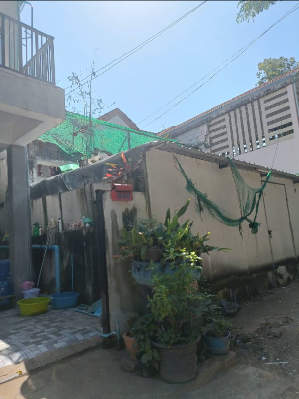 ขายถูกสุด ทาวน์โฮม 2 ชั้นจังหวัดขอนแก่น ใกล้โรงเรียนอนุบาลภาคตะวันออเฉียงเหนือ ตลาดต้นตาล . เดินทางสะดวกเชื่อมทุกทิศทาง– ทาวน์เฮ้าส์ 2 ชั้น 55 ตรว.– พื้นที่ใช้สอย 220 ตร.ม.– กว้าง 4 เมตร ลึก 27 เมตร– 3 ห้องนอน 2 ห้องน้ำ– หน้าบ้านหัน ทิศตะวันตก– จอดรถ 1 คัน——————————————————–ราคาขาย : : 2,540,000 บาท(ค่าใช้จ่ายในการโอน ออกคนละครึ่ง)——————————————————–: : ลักษณะเด่น : :– โครงสร้างต