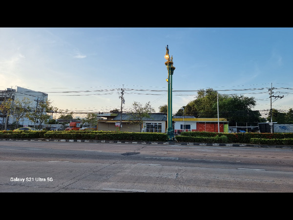  ขายที่ดินทำเลทองที่สุดภาคอีสาน จ.ขอนแก่น ใกล้สนามบิน หน้ามหาวิทยาลัยขอนแก่น ทำเลสวย อากาศดี ศูนย์กลางเดินทางคมนาคมเชื่อมทุกเส้นทางหน้ามหาวิทยาลัยขอนแก่นที่ดินรูปสี่เหลี่ยมผืนผ้า หน้ากว้าง 66 เมตร ลึก 128 เมตร  อยู่ในชุมชม เนื้อที่ 5 ไร่  99 ตารางวา (2,099 ตร.ว.)– ติดแหล่งชุมชน สถานศึกษา มหาวิทยาลัยขอนแก่น– ที่ดินหันหน้า ทิศเหนือ– ที่ดินติดถนนคอนกรีต ถนนกว้าง 5 เมต