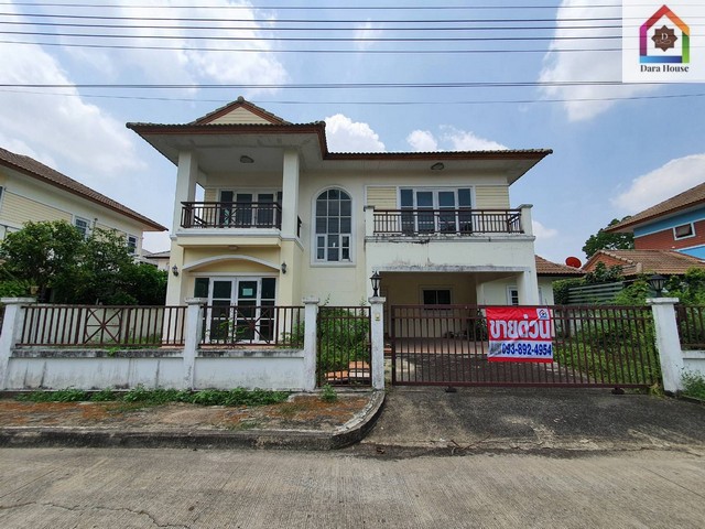 ขายถูก บ้านเดี่ยว 2 ชั้น หมู่บ้านศุภสรร ลำลูกกา คลอง 4  ปทุมธานี 85.7 ตร.ว ใกล้รพ.ซีจีเอสสายไหมบ้านทำเลดีติดถนนใหญ่ และตัวบ้านอยู่ถนนเมนหลักของหมู่บ้าน เข้าไปไม่ลึกพื้นที่ 85.7 ตร.วพื้นที่ใช้สอย 200 ตร.ม4 ห้องนอน, 2 ห้องน้ำ, 1 ห้องนั่งเล่น, 1 ห้องครัวหน้าบ้านหันไปทางทิศเหนือ ไม่ร้อนบ้านขายตามสภาพที่ตั้ง: ถ.ลำลูกกา คลอง 4  แขวงลาดสวาย เขตลำลูกกา จังหวัดปทุมธานีสถานที่ใกล้