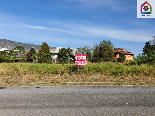 ขายที่ดินเปล่า 340 ตร.ว ในหมู่บ้าน ภูภัทรา 3 เขาใหญ่ ต.พญาเย็น อ.ปากช่อง นครราชสีมาเนื้อที่ 340 ตร.วหน้ากว้าง 33 เมตร ลึก 43 เมตรเหมาะกับการสร้างที่อยู่อาศัย เป็นบ้านพักตากอากาศหรือจะอยู่อาศัยยาวๆได้สบาย เพราะอากาศดีมากกกกที่ดินแปลงสวยสี่เหลี่ยมผืนผ้าหันหน้าเข้าที่ดิน ด้านซ้ายติดกับบ้าน ด้านขวาเป็นที่ดินเปล่ายังไม่มีสิ่งปลูกสร้างที่ตั้ง: ภูภัทรา 3 ต.พญาเย็น อ.