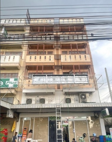 ขายอาคาร5ชั้น 2 คูหา ติดถนนนครอินทร์ ใกล้ตลาดพระราม5 บางกรวย นนทบุรี  เนื้อที่ 82 ตรว 640 ตรม