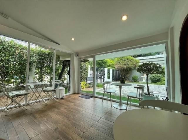 C4260 ให้เช่าบ้านเดี่ยว 2 ชั้น  ย่านสะพานควาย อารีย์ อินทามระ เหมาะทำคาเฟ่ โฮมออฟฟิศ ใกล้BTSสะพานควาย BTS อารีย์ เนื้อที่ 120 ตร.ว. พื้นที่ใช้สอย 400 ตร.ม. จำนวน 2 ชั้น 9 ห้อง 3 ห้องน้ำ 1 ห้องครัว และห้องเก็บของสนใจนัดชมติดต่อ รหัสประกาศC4260คุณเฟลม  0638956397ID line : 0638956397: https://line.me/ti/p/LTVhEi9gAFC4260 ให้เช่าบ้านเดี่ยว 2 ชั้น  ย่านสะพานควาย อารีย์ อินทามระ เหมาะทำคาเฟ่ โฮมออฟฟิศ ใกล้BTSสะพานควาย BTS อารีย์ เนื้อท