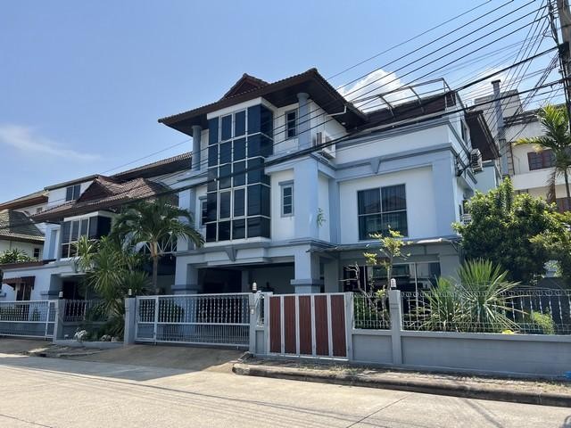 C4256 ขายบ้านเดี่ยว 3 ชั้น ย่านนาคนิวาส ลาดพร้าว71 โชคชัย4 เหมาะทำโฮมออฟฟิศ ใกล้เลียบด่วน MRTลาดพร้าว71 สตรีวิทยาเนื้อที่ 110 ตารางวา พื้นที่ใช้สอย 600 ตารางเมตร จำนวน 3 ชั้น 2 หลัง 11 ห้องทำงาน 6 ห้องน้ำ จอดรถ 8-10 คันสนใจนัดชมติดต่อ รหัสประกาศC4256คุณเฟลม  0638956397ID line : 0638956397: https://line.me/ti/p/LTVhEi9gAFC4256 ขายบ้านเดี่ยว 3 ชั้น ย่านนาคนิวาส ลาดพร้าว71 โชคชัย4 เหมาะทำโฮมออฟฟิศ ใกล้เลียบด่วน MRTลาดพร้าว71 สตรีวิทย