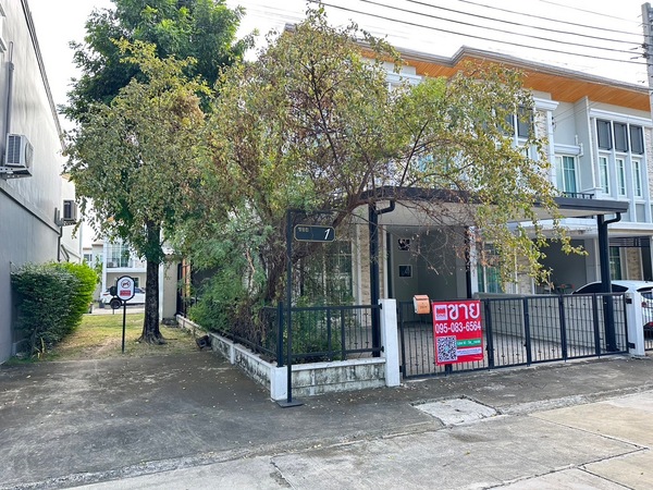 List : 5669ทาวน์โฮม 2 ชั้น หัวมุม ตกแต่งสวยเป็นบ้านตัวอย่างของโครงการ มีพื้นสวนข้างบ้านขนาดพื้นที่ดิน 29 ตร.ว พื้นที่ใช้สอย 180  ตร.ม ตรงหน้าบ้านเป็นถนนโล่งติดสวนหย่อมทำเลที่ตั้งบ้านอยู่หัวมุมหลังแรกของทางเข้าโครงการ เดินทางเข้าออกสะดวกมี 1 ห้องนอนใหญ่ 2 ห้องนอนเล็ก 2 ห้องน้ำ ห้องครัวบิ้วอินท์, ห้องรับแขก และห้อง Theater roomที่จอดรถในบ้านได้ 2 คัน หน้าบ้านได้ 2 คัน สามารถจอ