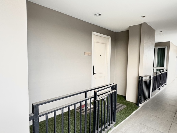 List : M5668ขายคอนโดทำเลดี Chambers Ramintra (แซมเบอร์ส รามอินทรา) ถนนรัชดา-รามอินทราคอนโดมิเนียมอารมณ์บ้าน ออกแบบสไตล์โมเดิร์นโคซี่  ที่มีสิ่งอำนวยความสะดวกครบครันห้องอยู่ตึก C  ชั้น 7  พื้นที่ของห้องขนาด 82.91 ตร.ม และมีกรรมสิทธิ์ที่จอดรถ 1 ห้องต่อ 1 ยูนิตภายในห้องประกอบด้วย 2 ห้องนอน 2 ห้องน้ำ 1 ห้องครัว และโถงห้องนั่งเล่น มีระเบียงมองเห็นวิวถนนให้ความส่วนตัวสูงด้วย Single Load Corridor แต่