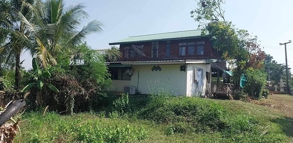 List : M5672ขายบ้าน 2 ชั้น 4 ห้องนอน 2 ห้องน้ำ มีแอร์ 2 เครื่อง  บนที่ดิน 150 ตร.วบ้าน 2 ชั้น ประกอบด้วย ชั้นล่างเป็นปูน ชั้นบนเป็นไม้ตัวบ้านสภาพดี พร้อมเข้าอยู่มีพื้นที่รอบบ้านเยอะที่ตั้งของบ้านอยู่ในแหล่งชุมชน ด้านหน้าบ้านติดถนนหลักด้านหลังบ้านติดที่ดินแปลงใหญ่ 35 ไร่ 18 ตร.ว  (List :M5220) สนใจสามารถซื้อรวมได้ **** ราคาขาย   2,000,000 บาท ******** พิเศษ !!!สนใจซื้อพร้อมกับ ที่ดิน 35 ไร่ 18 ตร.ว  (List :M5220) 