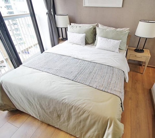 Park 24, spacious, safe, clean, quiet, 12A floor, BTS Phrom Phong.***Service for selling/renting houses, condos and giving advice. If interested, contact at any time***Interested in additional details or pictures or making an appointment to see the room?Contact Ekachai (Aui)T. 089-799-5598Line@ ID: @auiauiaui001 (add @ in front as well)Room type: 2 bedrooms, 1 bathroomSize 53 sq m., Floor 12A, Building 2New, clean room, beautifully decorated, ready to move in.details-------------------------------------------------- ------------Rental price: 45,000 baht per month-------------------------------------------------- ------------* Complete electrical appliances- Air conditioning- fridge- TV- washing machine-------------------------------------------------- ------------*Nearby important places (Based on information from Google Map)Green Line BTS Phrom Phong Station: 650 m.- Emporium : 650 m.- EmQuartier : 700 m.- Terminal 21 : 2.0 km.- Gateway Ekkamai : 2.7 km.- Benjasiri Park: 850 m.-------