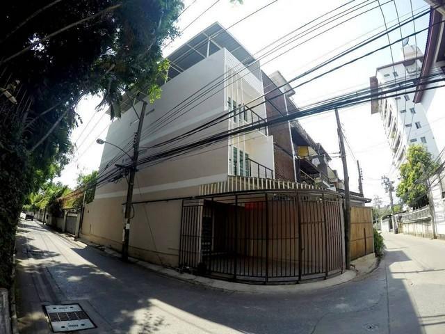 ให้เช่าทาวน์โฮม4ชั้นถนนสุขมวิท65ย่านเอกมัยใกล้BTSพระโขนงเหมาะทำออฟฟิศ หรือพักอาศัย