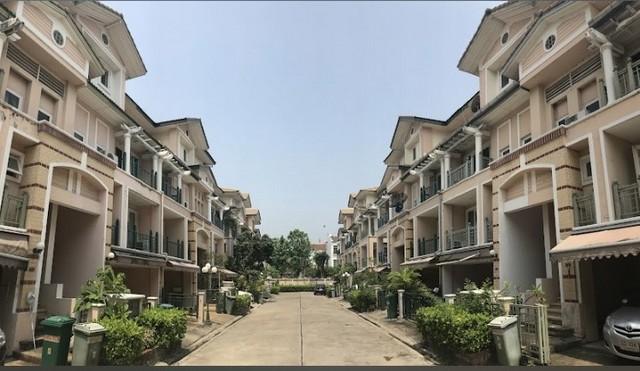 EPL-HR2956 ให้เช่า-ขายทาวน์โฮม ติดเลียบด่วนเอกมัยรามอินทรา คริสตัลวิวล์ ประดิษฐ์มนูธรรม 4 ห้องนอน 3 ห้องน้ำ พื้นที่ใช้สอย 240ตารางเมตร 