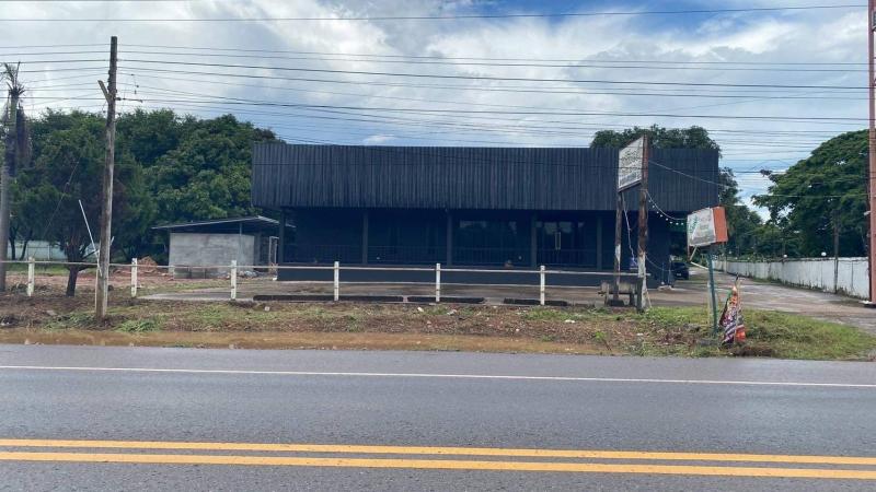 List : M5714 ที่ดินขนาด 10 ไร่ 208 ตร.ว ติดถนนสายหลัก ทางหลวงสายวังสามหมอ-คำพิบูลสิ่งปลูกสร้างด้านหน้าติดถนนเป็นอาคารร้านค้าขนาดใหญ่ชั้นเดียวที่สามารถประกอบกิจการร้านค้า,ผับ,บาร์หรือปรับเป็นร้านกาแฟได้ด้านหลังมีห้องพักเป็นอาคารชั้นเดียวติดกัน 6 ห้องและบ้านพักสไตล์รีสอร์ท 4 หลังที่ดินตั้งอยู่ในทำเลที่ดีอยู่ไม่ไกลจากตัวอำเภอวังสามหมอสิ่งปลูกสร้างอยู่ในสภาพ