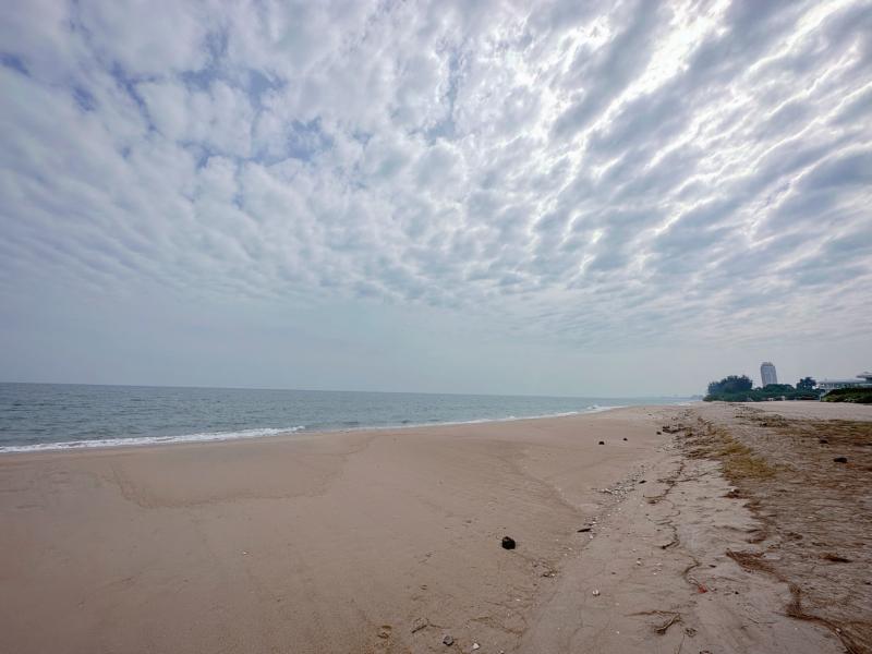 ขายที่ดินใกล้ทะเลชะอำ พร้อมสิ่งปลูกสร้าง  พื้นที่ 110 ตร.ว.  (ห่างจากชายหาดแค่ 750 เมตร)ราคาถูกกว่าราคาตลาด ขายเพียง 3,850,000 บาท พร้อมโอน (ราคาต่อรองได้)-หันหน้า ทิศเหนือ ไม่ร้อน-เข้าซอยเพียงแค่ 200 เมตร (ปากซอยมีเซเว่น)-ห่างจาก ชายหาด 750 เมตร เดินประมาณ 7 นาที ขับรถ 1 นาทีพิกัด ถนนบ่อแขม ชะอำ จังหวัดเพชรบุรีhttps://maps.app.goo.gl/g3DNZ1p7tc48zvBo7 สอบถามรายละเอียดเพิ่มเติมติดต่อคุณป่านโทร. 0654517879Line. Saiparn.