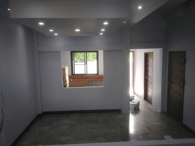 ขายด่วนทาวน์เฮาส์ 3 ชั้น 23 ตรว. ทำใหม่หมดทั้งหลัง คู้บอน ซอย 3 อำเภอบึงกุ่ม