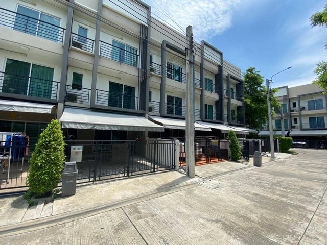 ขายทาวน์โฮม 3 ชั้น โครงการ บ้านกลางเมือง สุขุมวิท 77 อ่อนนุช 17 เฟอร์นิเจอร์ครบครัน ตกแต่งบิวท์อิน พร้อมเข้าอยู่ 