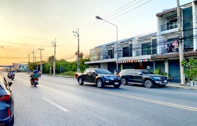 ทะลุถึงกันได้ 70ตรว. 280 ตรม.ตลาดจตุจักร สระบุรี ให้เช่าตึก 2คูหา 2ชั้น 21,999B-M 6.5ลบ. 2นอน 4น้ำ 1แอร์ 2จอดรถ พหลโยธิน15Chatuchak Market Saraburi building for rent 2Units 2Storey interconnected 70sq.wa. 280sq.m. 21,999B-M 6.5million baht 2bed 4bath 1A/C 2 parking. Prahonyothinซ.พหลโยธิน15-23 ถ.พหลโยธิน ปากเพรียว เมือง สระบุรี 18000 ไทยพักอาศัยได้ ใกล้สนามกีฬากลาง เหมาะทำร้านอาหาร ที่จอดรถสะดวก2 ห้องนอน4 ห้องน้ำ1 ห้องครัว1 แอร์- เครื่องดูดควันสถานที่ใกล้เคียงสนามกีฬาจังหวัด ( 1 กม. )โรง