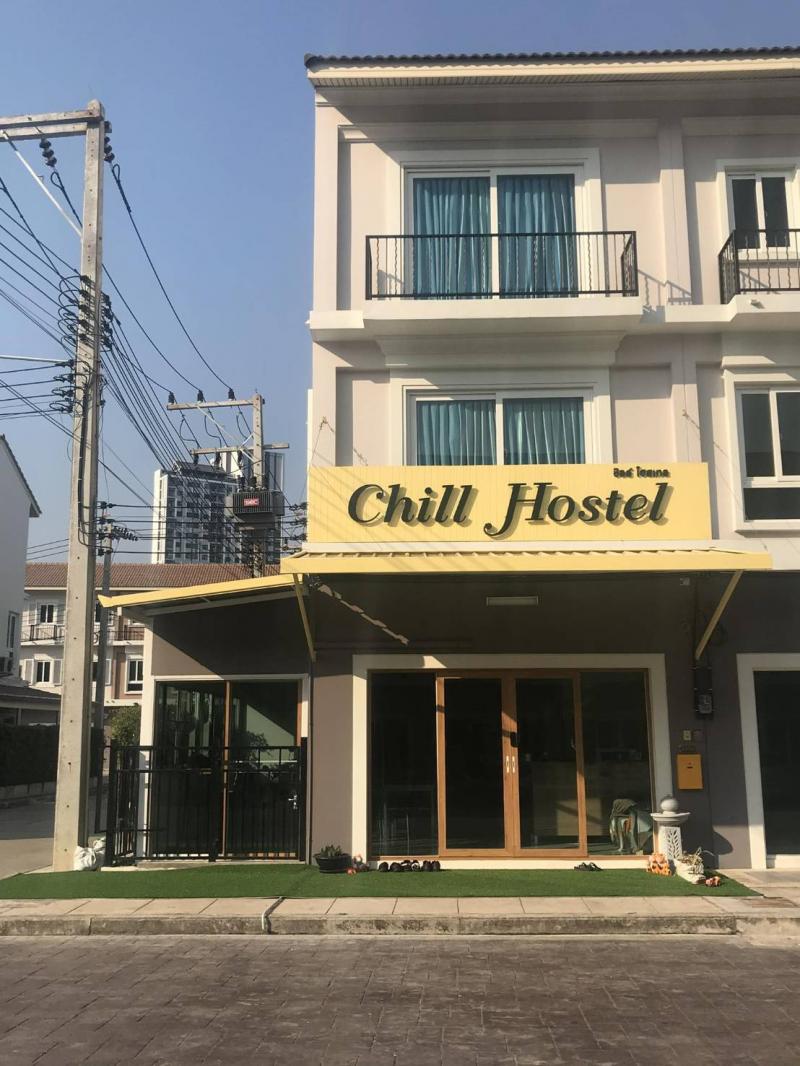 SC000339 ขายตึกแถว ใกล้เซ็นทรัลเฟสติวัล เชียงใหม่ พร้อมกิจการ guesthouseพื้นที่ใช้สอย  :     140    ตารางเมตรขนาดด้านหน้ากว้าง 5 เมตร ลึก  9 เมตรขนาดตึกแถว    :      3    ชั้นประเภทบ้าน  :   4    ห้องนอน   6    ห้องน้ำราคาขาย     :  6.5 ล้านบาท   (เฟอร์นิเจอร์ & เครื่องใช้ไฟฟ้า (พร้อมอยู่)**สามารถทำโฮสเทลได้มีใบอนุญาตทำโฮสเทลขนาดเล็กเปลี่ยนชื่อผู้ประกอบการได้**สถานที่ใกล้เคียงเซ็นทรัลเฟสติวัล เชียงใหม่