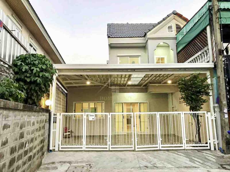 BHL510ทาวน์เฮ้าส์ 2 ชั้น หมู่บ้าน หงส์ประยูร บางบัวทอง  บ้านรีโนเวทสวย ห้องริมที่ตั้ง : ถ.บางกรวย-ไทรน้อย ต.บางรักใหญ่ อ.บางบัวทอง นนทบุรีรายละเอียดบ้าน- เนื้อที่ 37 ตร.ว.- พื้นที่ใช้สอย 110 ตร.ม.- ทั้งหมด 4 ห้องนอน 2 ห้องน้ำ- จอดรถในบ้าน 1 คัน-  หน้าบ้านหันทิศตะวันตก-  ปั้มน้ำ แท้งค์น้ำ ปูกระเบื้อง และต่อเติมหลังคาโรงจอดรถเรียบร้อย- บ้านตกแต่งสวย พร้อมเข้าอยู่ ราคาถูกสุดในโค