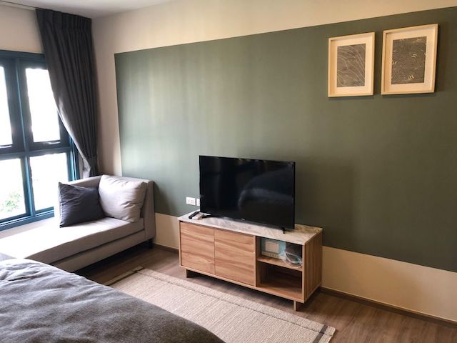 The Base Sukhumvit 50 is private, livable, peaceful, 7th floor, BTS On Nut.***Service for selling/renting houses, condos and giving advice. If interested, contact at any time***Interested in additional details or pictures or making an appointment to see the room?Contact Ekachai (Aui)T. 089-799-5598Line ID: @auiauiaui001 (add @ in front)Room type: 1 bedroom, 1 bathroomSize 25.7 sq m., 7th floor, Building ANew, clean room, beautifully decorated, ready to move in.details-------------------------------------------------- ------------Rental price 12,000.-/month-------------------------------------------------- ------------* Complete electrical appliances- Air conditioning- fridge- TV- washing machine-------------------------------------------------- ------------*Nearby important places (Based on information from Google Map)- BTS On Nut : 1 km.- The Beacon Place : 800 m.- Tesco Lotus : 1 km.- Century The Movie Plaza : 1.6 km.- Big C Extra On Nut: 1.8 km.- Wells International School : 2 km.--