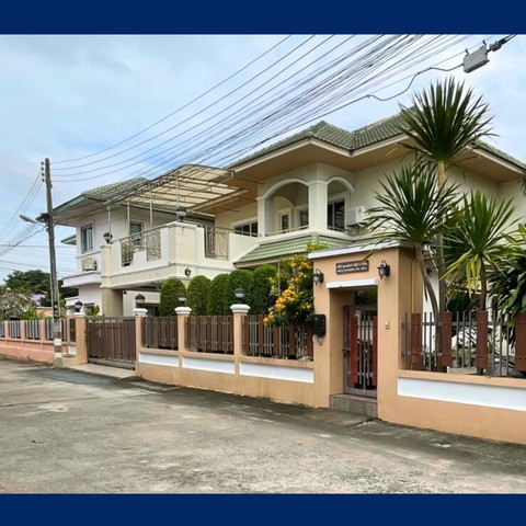  ใครกำลังมองหา บ้านมือสองสภาพดีมาก พร้อมเข้าอยู่ ทำเลในเมืองสุรินทร์ พิกัด หมู่บ้านสินธร ถือว่าเป็นทำเลดีมาก ใจกลางเมืองเลี้ยวขวาไปโรบินสันเลี้ยวซ้ายเข้าตัวเมือง ฟังก์ชั่น 4 ห้องนอน 3 ห้องน้ำ 1 ห้องครัว 1 ห้องรับประทานอาหาร 2 ห้องนั่งเล่น 3 ที่จอดรถ  พื้นที่ดิน 82 ตารางวา พื้นที่ใช้สอย 283 ตารางเมตร ข้อดีของหมู่บ้านสินธร- เข้าออกสะดวก- มีความปลอดภัยสูง- หมู่บ้าน