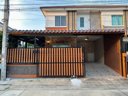 HL#29182 (L080652)ทาวน์เฮาส์ บ้านพฤกษา 82 ประชาอุทิศ-พระราม2  เนื้อที่ 23.5 ตร.ว.  พื้นที่ใช้สอย 139 ตร.ม.    บ้านหลังมุม   มี 3 ห้องนอน 2 ห้องน้ำ    มีม่าน  มีครัวบิลท์อิน  ปูกระเบื้องพื้นรอบบ้าน  มีเสริมหลังคาด้านหน้าและหลัง (ลงเสาเข็ม)    ปัจจุบันบ้านว่าง  อายุบ้านประมาณ 10 ปี  ค่าส่วนกลางเดือนละ 517 บาท    การเดินทางถนนประชาอุทิศ-วัดคู่สร้าง  ใกล้ถนนกาญจนาภิเษก  ใกล้โรงเรียนสารสาสน์วิเทศ สมุ