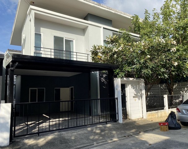   รายละเอียดเพิ่มเติม Code ID : PSC00710  ราคาขาย  4,720,000  บาท- ขนาดพื้นที่ : 39.70 ตร.ว.- พื้นที่ใช้สอย : 142.00 ตร.ม.  - จำนวนห้อง : 3 ห้องนอน 3 ห้องน้ำ  - ที่จอดรถ :  2   คันพิกัดทรัพย์ : https://maps.app.goo.gl/Q8rUoPyRXPUqbahw8    สถานที่ใกล้เคียง- ใกล้ ตลาดโอโซนวัน ดอนเมือง- ใกล้ มหาวิทยาลัยรังสิต- ใกล้ เซียร์ รังสิต- ใกล้  ท่าอากาศยานดอนเมืองสอบถามเพิ่มเติม/นัดชมโทร. 097-419-5982(พลอย)โทร. 096-932-4624(ออมสิน)Line : @panaya (มี@ด้านหน้า)ปรึกษาสินเชื่อฟร�