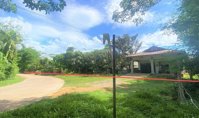 รายละเอียดเพิ่มเติมCode ID : PKK02-13319ราคาขาย         3,635,000 บาท- ขนาดพื้นที่ :   1,753 ตร.ว (4 ไร่ / 1 งาน / 53 ตร.ว)- พื้นที่ใช้สอย :    102 ตร.ม- จำนวนห้อง :   3 ห้องนอน 3 ห้องน้ำ - ที่จอดรถ :   1-2 คัน- บ้านเดี่ยว  :    1 ชั้น- บ้านเดี่ยวหันทางทิศ : -- อายุอาคาร :     18 ปีพิกัดทรัพย์ :        https://maps.app.goo.gl/Uj35BVHi1SNb7GWK9สถานที่ใกล้เคียง- ใกล้โรงเรียนบ้านวังปริง- ใกล้โรงเรียนบ้านวังปริง- ใกล้โรงเรียนบ้านควนประกอบ- ใกล้โรงเรียนวัดบ่วงช้างส