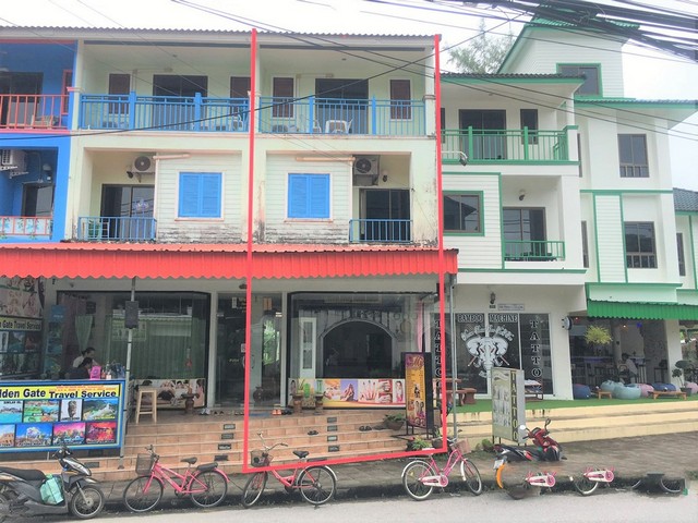 รายละเอียดเพิ่มเติมCode ID : PKK04-05952ราคาขาย         4,700,000 บาท- ขนาดพื้นที่ :   16.90 ตร.ว- พื้นที่ใช้สอย :    180 ตร.ม- จำนวนห้อง :   4 ห้องนอน 5 ห้องน้ำ - ที่จอดรถ :   1 คัน- อาคารพาณิชย์ :    3 ชั้น- อาคารพาณิชย์หันทางทิศ : -- อายุอาคาร :     16 ปีพิกัดทรัพย์ :        https://maps.app.goo.gl/Pg5iE28gRf7NBq5E6สถานที่ใกล้เคียง- ใกล้บิ๊กซีมินิ คึกคัก พังงา - ใกล้โลตัส โกเฟรช สาขาคึกคักพังงา- ใกล้โรงพยาบาลส่งเสริมสุขภาพตำบลคึกคัก- ใกล้ตลาดสดบาง