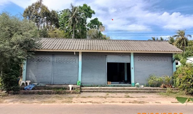 รายละเอียดเพิ่มเติมCode ID :   PKK02-13958ราคาขาย         1,806,000 บาท- ขนาดพื้นที่ :   75 ตร.ว - พื้นที่ใช้สอย :   280 ตร.ม- จำนวนห้อง :  3 ห้องนอน 2 ห้องน้ำ - ที่จอดรถ :      1-2 คัน- บ้านเดี่ยว :   1 ชั้น- บ้านเดี่ยวหันทางทิศ : -- อายุอาคาร :   15 ปีพิกัดทรัพย์  :   https://maps.app.goo.gl/M57zr7QCfTbcpFyo7สถานที่ใกล้เคียง- ใกล้ตลาดนัดชุมชน - ใกล้โรงเรียนบ้านพรุใน- ใกล้โรงเรียนบ้านคลองดิน- ใกล้โรงเรียนบ้านคลองดินเหนียวสอบถามเพิ่มเติม/นัดชมโท�