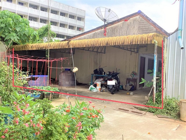 รายละเอียดเพิ่มเติมCode ID :   PKK02-11467ราคาขาย    1,735,000 บาท- ขนาดพื้นที่ :   75.90 ตร.ว - พื้นที่ใช้สอย :   230.75 ตร.ม- จำนวนห้อง :  5 ห้องนอน 5 ห้องน้ำ - ที่จอดรถ :      1-2 คัน- บ้านเดี่ยว :   1 ชั้น- บ้านเดี่ยวหันทางทิศ : -- อายุอาคาร :   17 ปีพิกัดทรัพย์  :   https://maps.app.goo.gl/Z4bjZjuSkjegEMqk7สถานที่ใกล้เคียง- ใกล้ตลาดนัดหลังเขา- ใกล้บิ๊กซี มาร์เก็ต พังงา- ใกล้โรงพยาบาลพังงา- ใกล้ตลาดนัดจตุจักรพังงาสอบถามเพิ่มเติม/นัดชมโทร. 097-419-5982(�